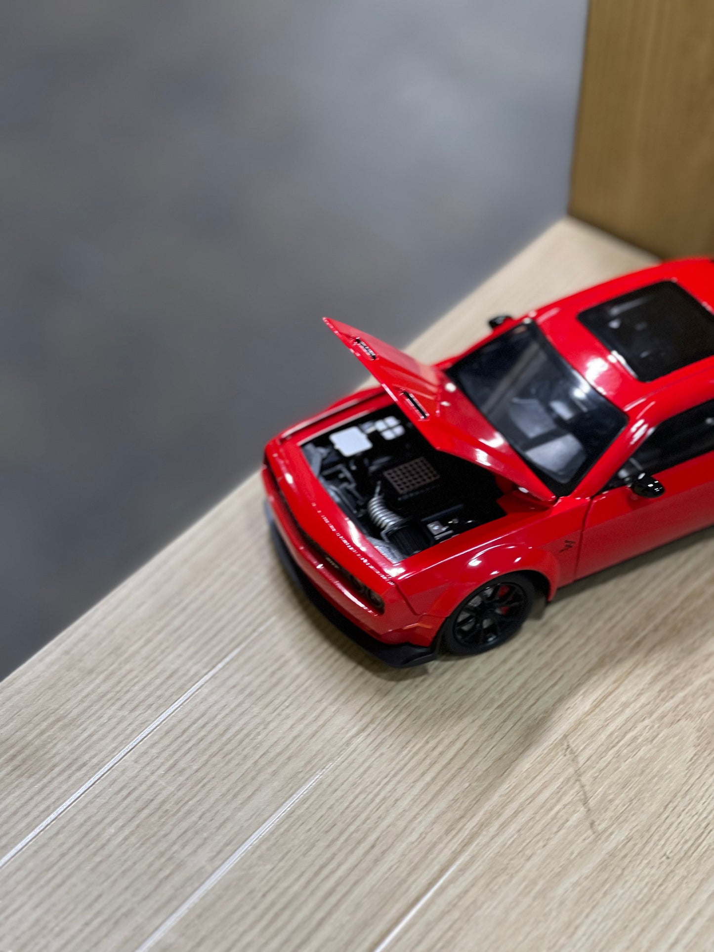 Che Zhi Dodge Challenger SRT Hellcat Diecast Model Car – 1:24 Scale | Openable Doors & Realistic Details