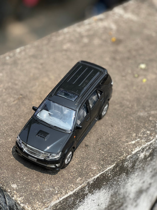 Toyota Fortuner 1:16 Scale Diecast Model – Metal Body