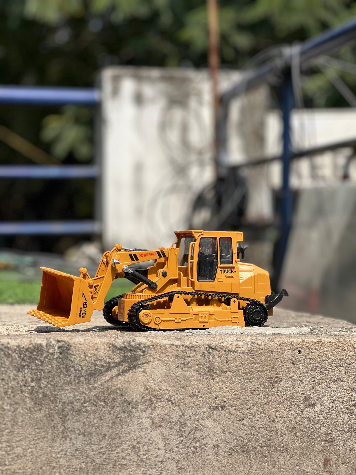 Crawler Dozer RC Truck – 1:20 Scale, 6-Channel Remote Control