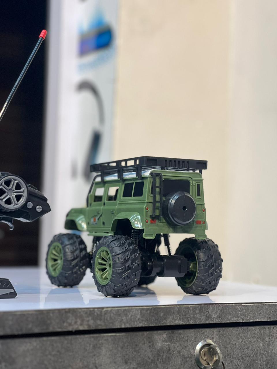 Lumo Military Off-Road 4×4 Climbing RC Vehicle – Rugged Remote Control Truck for Kids (6+ Years)