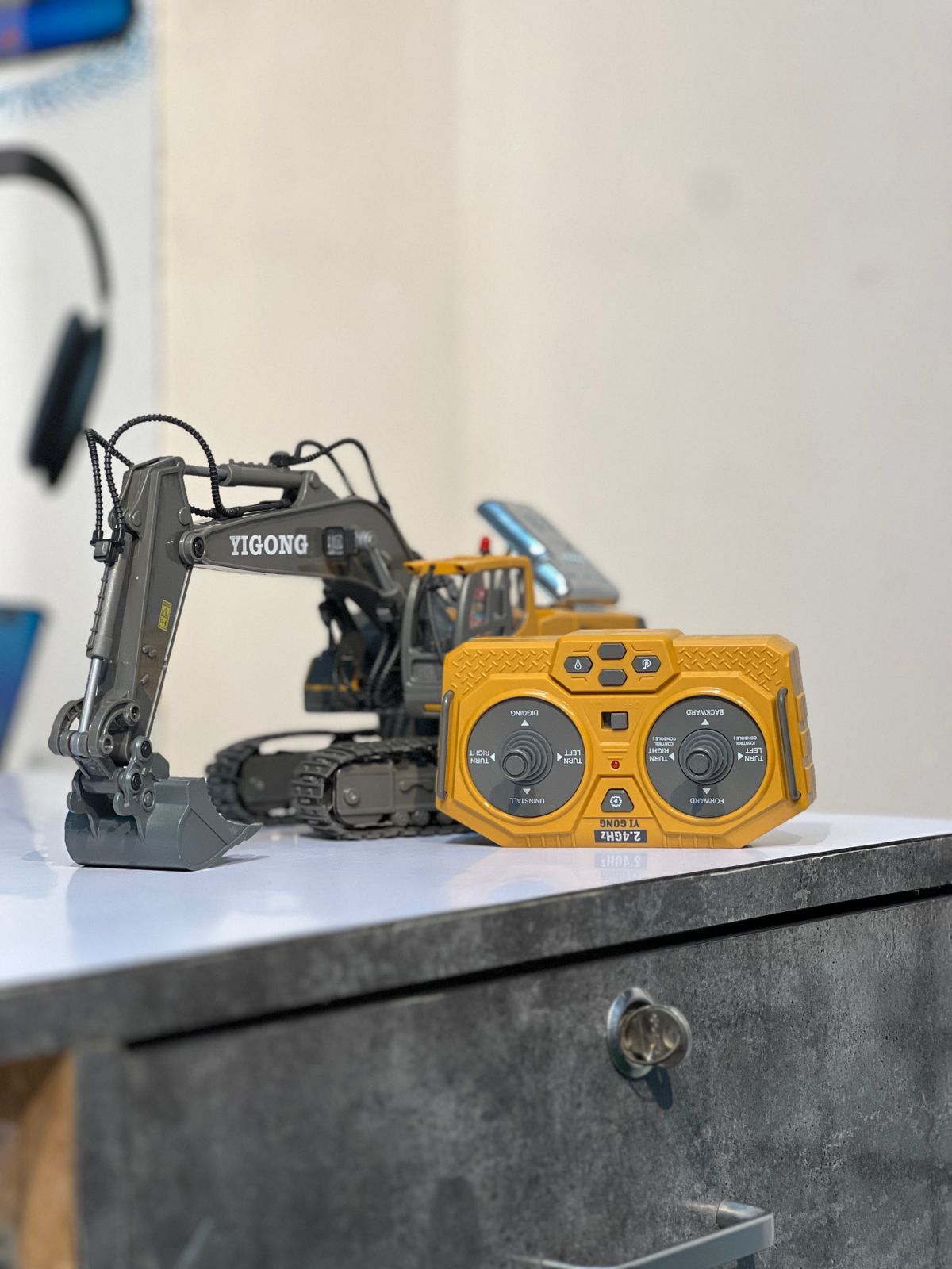 1:20 RC Excavator 11CH | 2.4GHz Remote Control Construction Vehicle