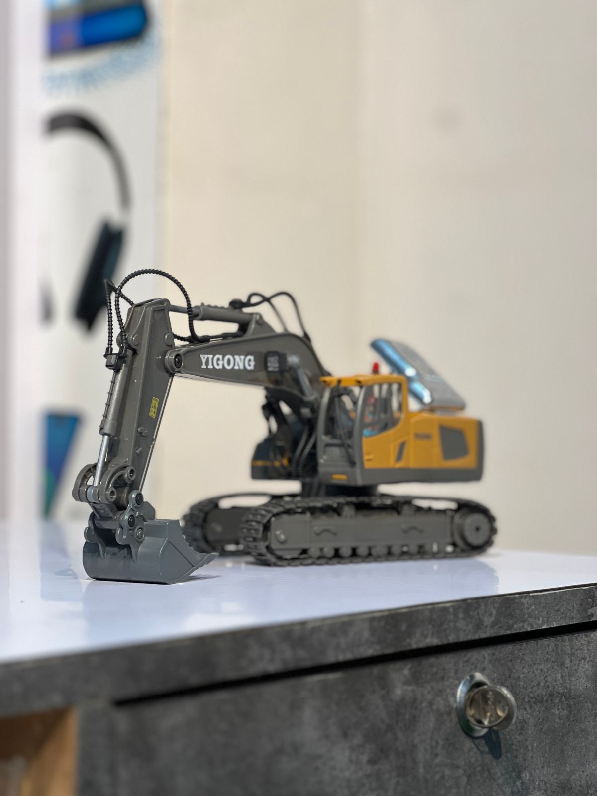 1:20 RC Excavator 11CH | 2.4GHz Remote Control Construction Vehicle