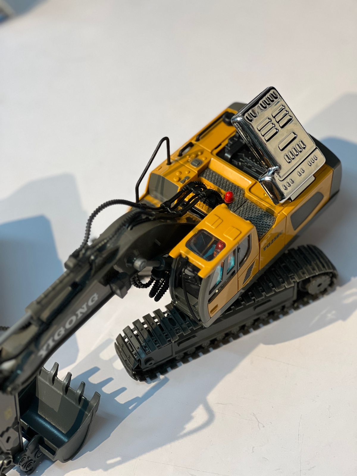 1:20 RC Excavator 11CH | 2.4GHz Remote Control Construction Vehicle
