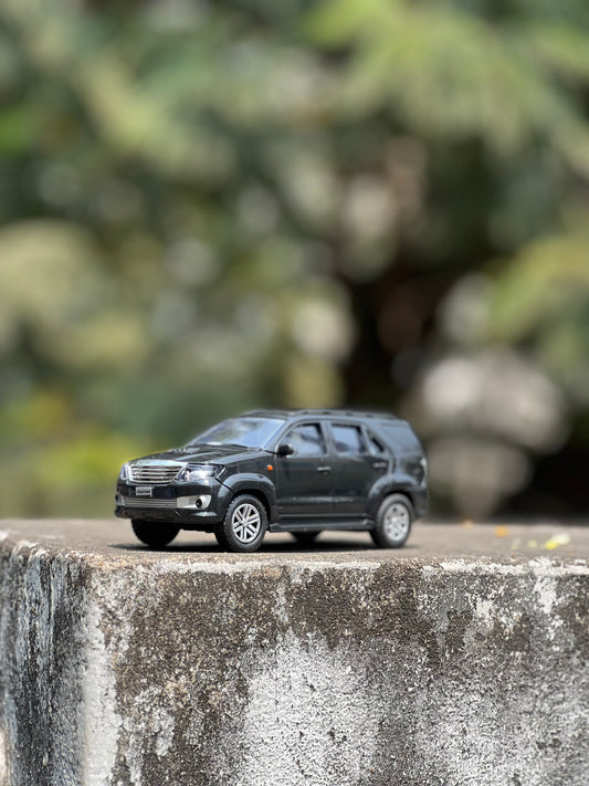 Toyota Fortuner 1:16 Scale Diecast Model – Metal Body