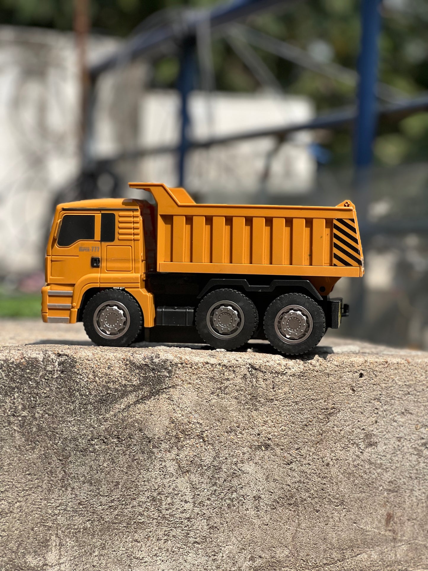 RC Dumper Truck – 1:20 Scale, 6-Channel Remote Control Construction Vehicle