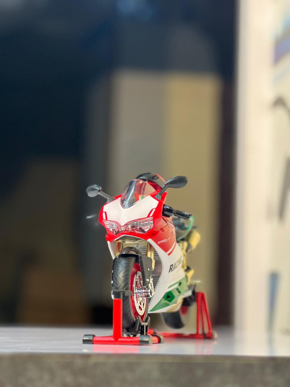 1:8 Scale DUCATI 1299 PANIGALE Diecast Motorcycle | Sound, Lights & Rechargeable Model