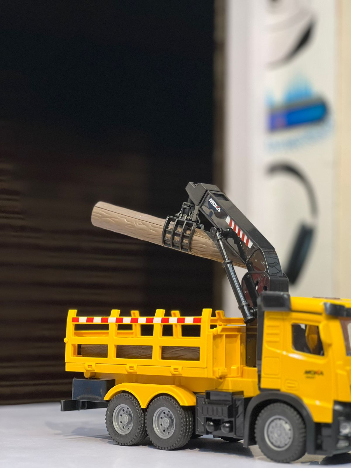 RC Dump Truck 1:20 Scale | 2.4GHz Remote Control, Auto Unload, Rechargeable Battery