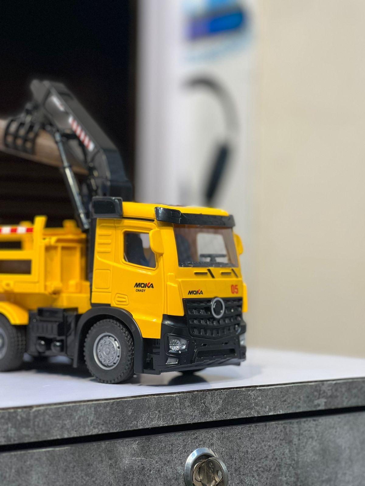 RC Dump Truck 1:20 Scale | 2.4GHz Remote Control, Auto Unload, Rechargeable Battery